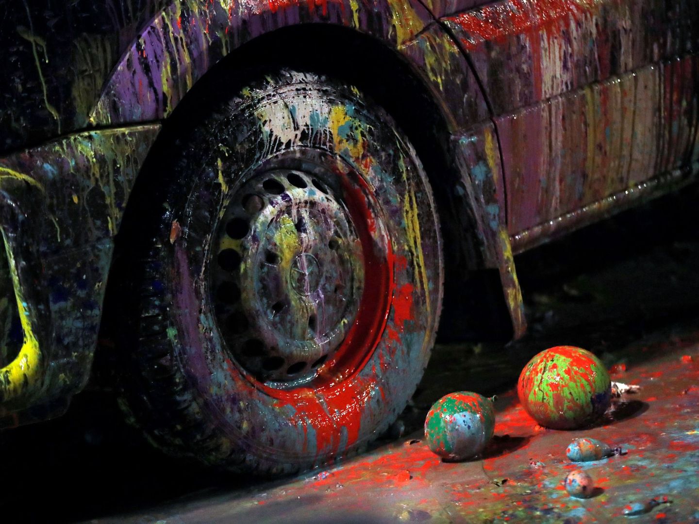 Globos de pintura arrojados por los CDR contra una furgoneta de los Mossos. (EFE)