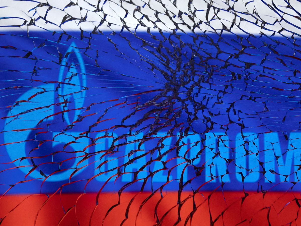 Foto: Ilustración con el logo de Gazprom y la bandera rusa. (Reuters/Dado Ruvic)