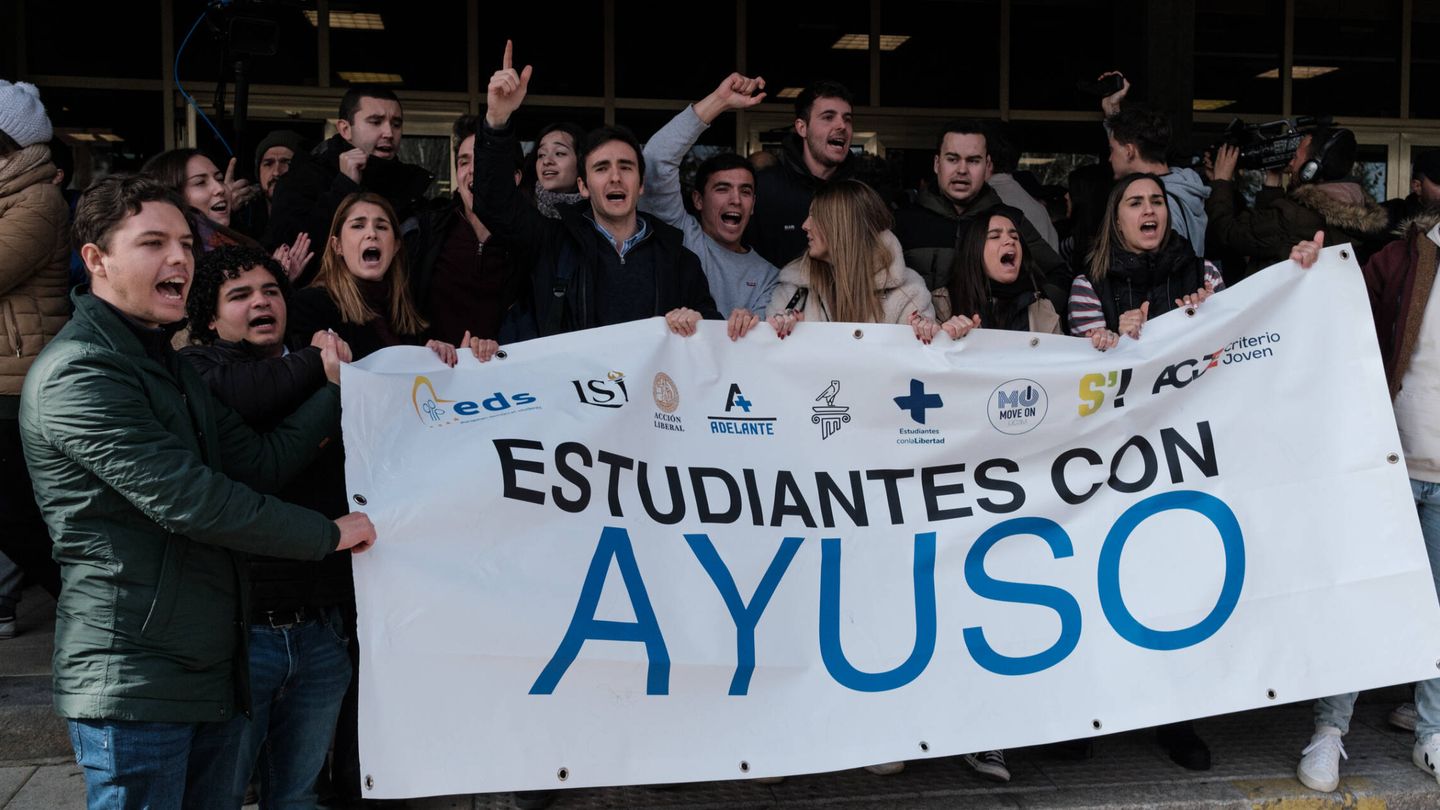 Miembros de Nuevas Generaciones apoyan a Isabel Díaz Ayuso en el exterior de la Facultad de Ciencias de la Información de la Universidad Complutense de Madrid (UCM). (Sergio Beleña)