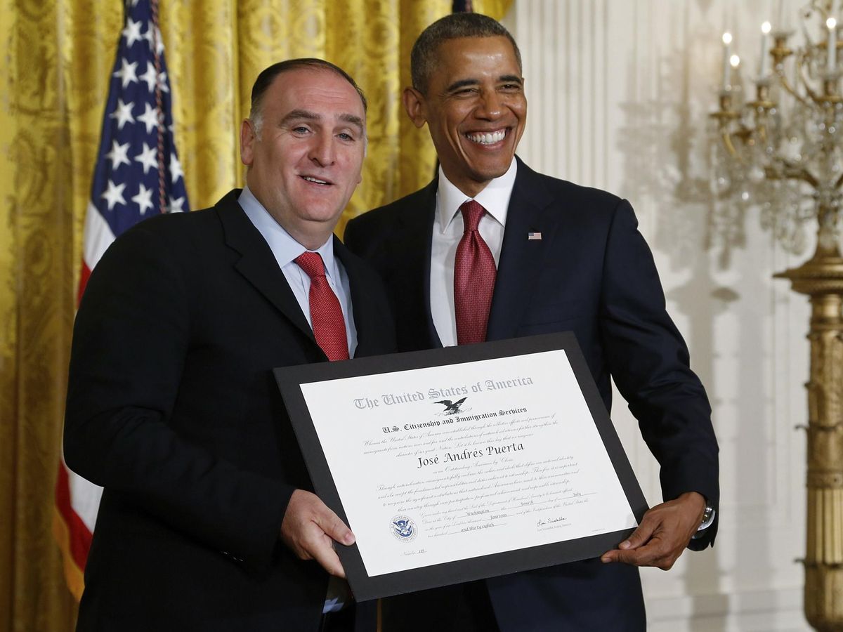 Foto: El presidente Obama entrega un premio al cocinero español José Andrés. (Reuters/Jonathan Ernst)