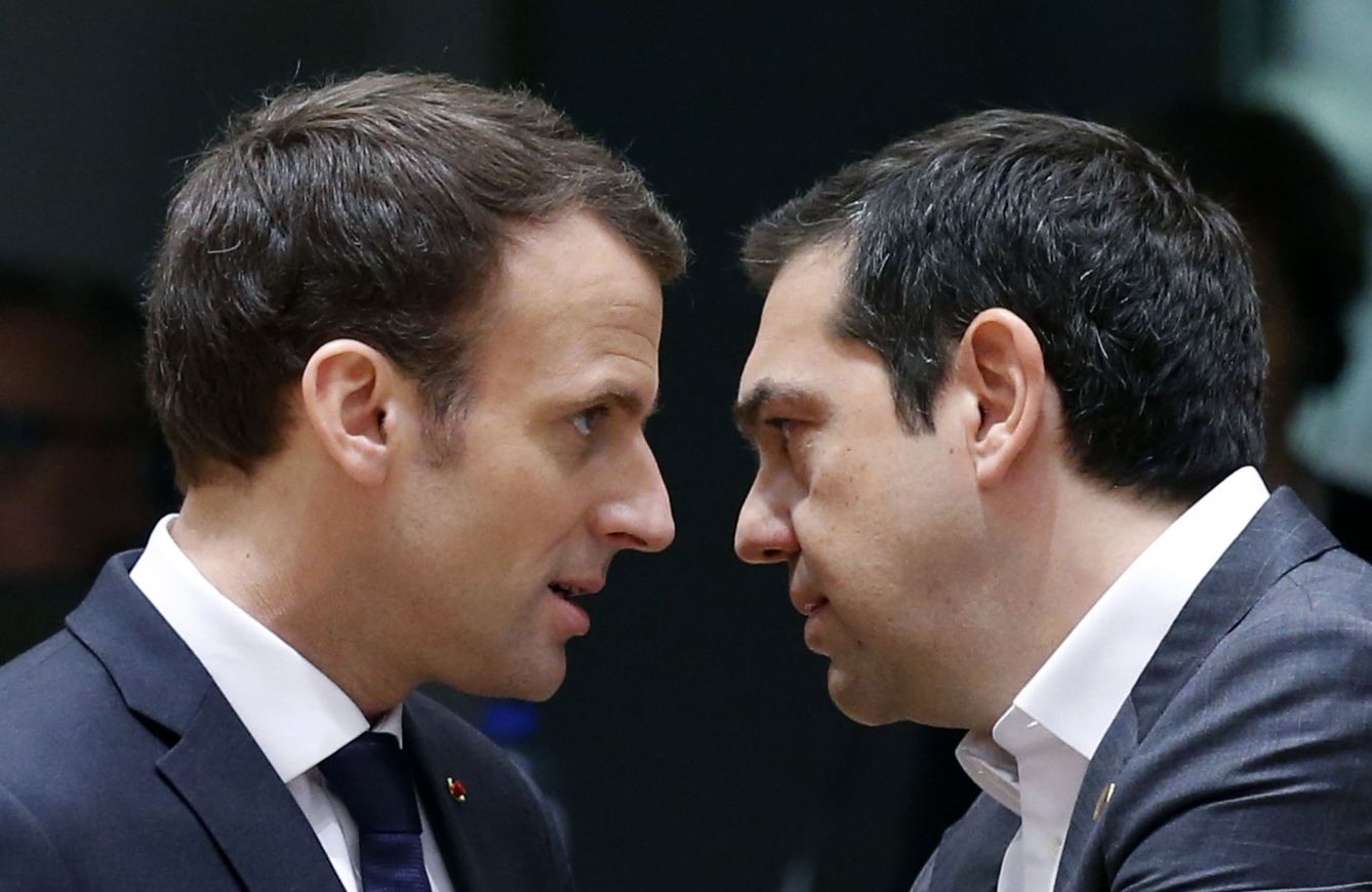 Macron y Tsipras dialogan en una cumbre europea en Bruselas. (Reuters)