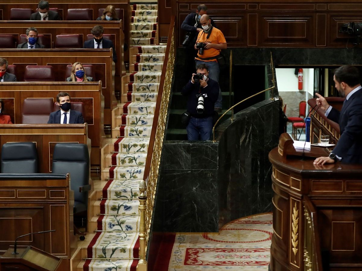 Foto: Abascal interpela a Casado durante la moción de censura. (EFE)
