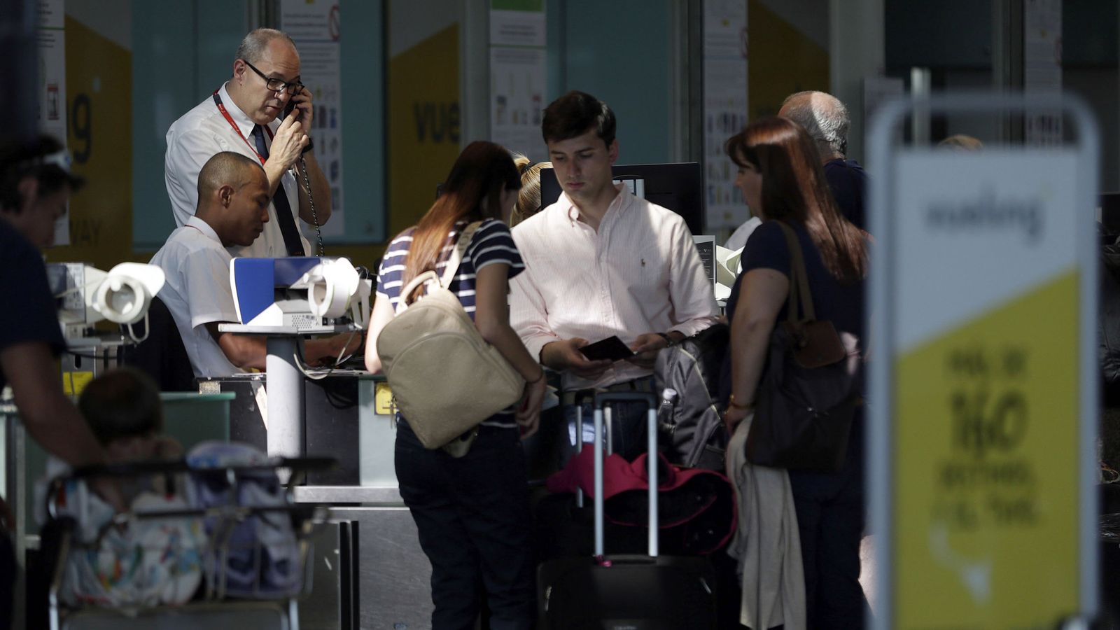 Foto: Cancelaciones y retrasos en el aeropuerto de El Prat de Barcelona durante el fin de semana de la operación salida. (EFE)