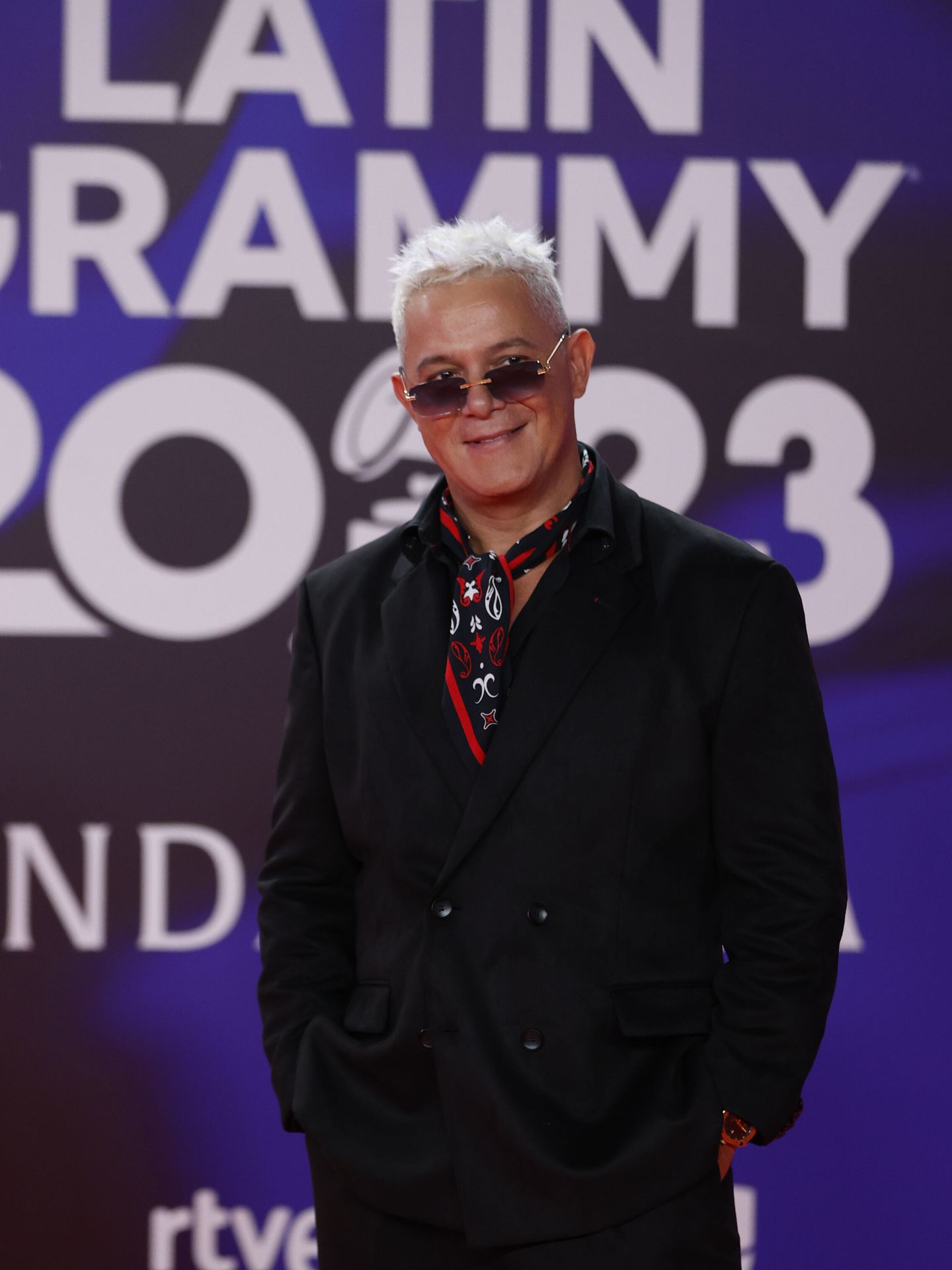 SEVILLA. 16 11 2023.- El cantante Alejandro Sanz posa para los fotógrafos en la alfombra roja de la gala anual de los Latin Grammy, este jueves en Sevilla. EFE Jorge Zapata 