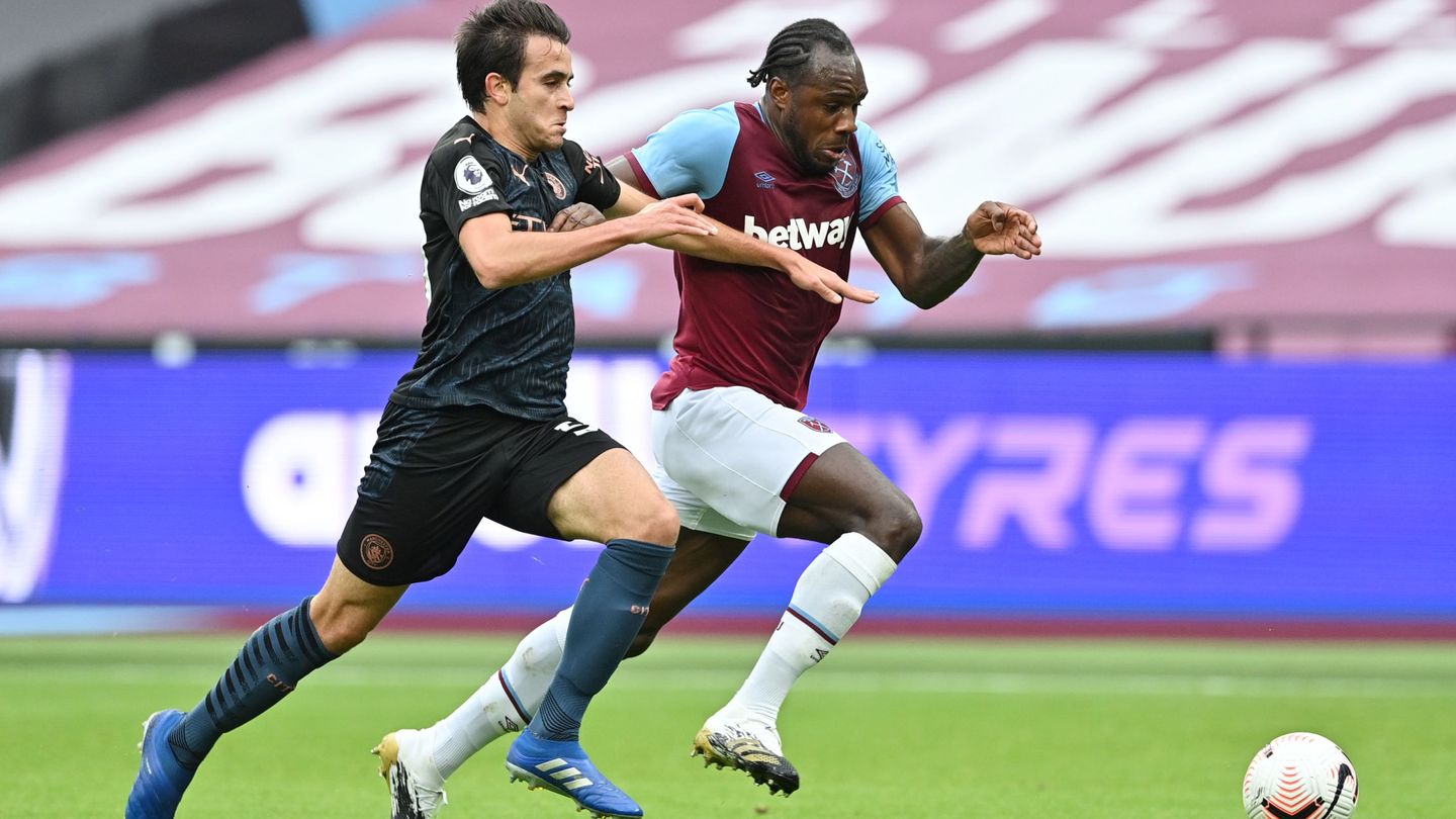 Eric García busca arrebatarle el balón al futbolista del West Ham. (Reuters)
