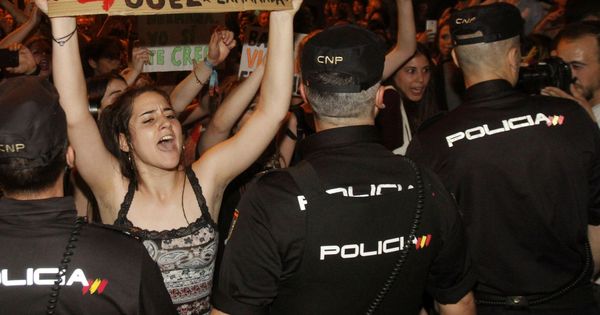 Foto: Una mujer porta un cartel protestando contra el juez del voto particular en la sentencia contra La Manada. (EFE)
