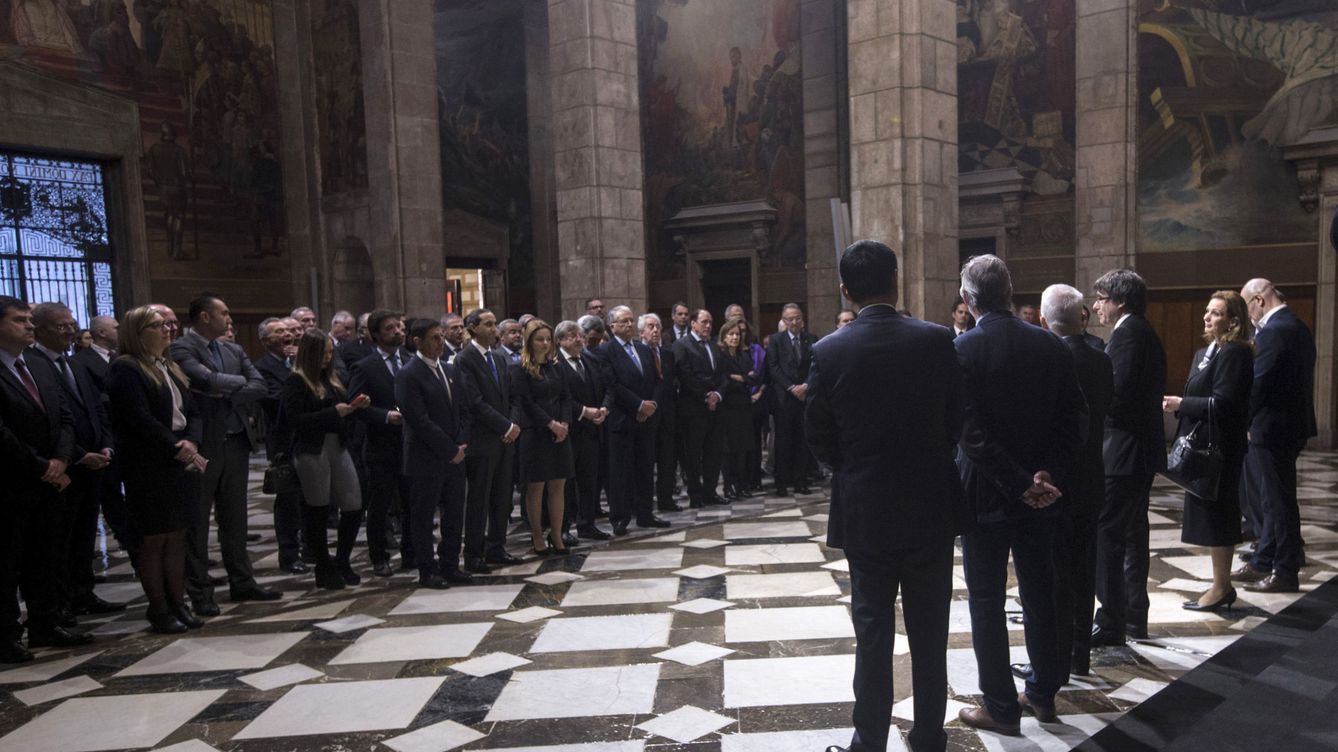 Foto: El presidente Carles Puigdemont ofrece una recepción a los cónsules de Cataluña, el pasado mes de febrero. (EFE/Quique García)