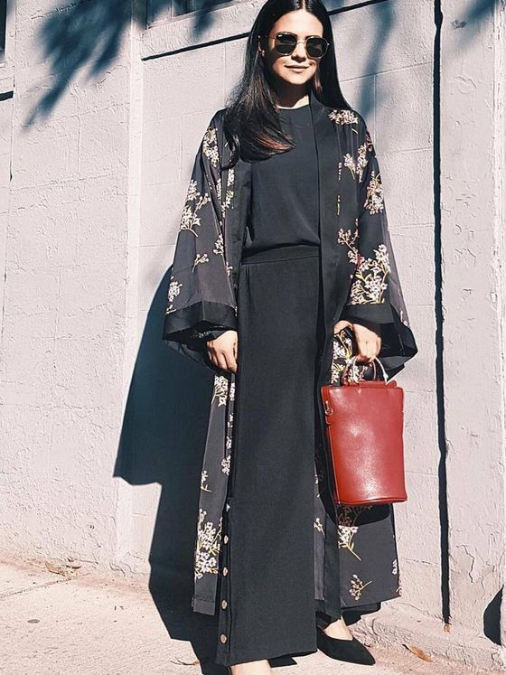Combina tu kimono negro con prendas a tono para un total look. (Instagram, @styledevotee)