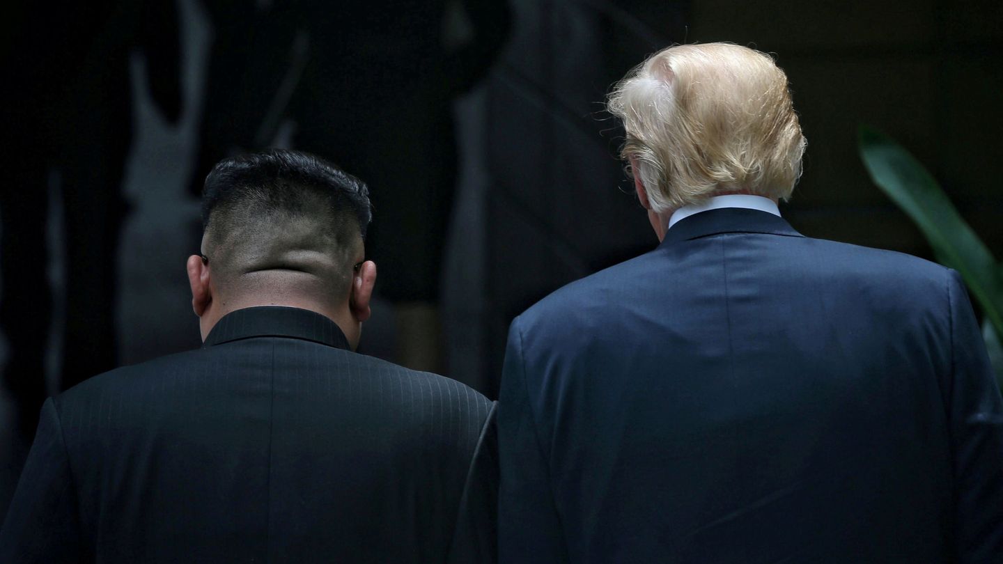 Trump y Kim pasean tras el almuerzo durante el encuentro. (Reuters)