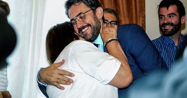 Foto: Màxim Huerta se abraza a su madre tras tomar posesión como ministro de Cultura y Deporte, el pasado 7 de junio. (EFE)