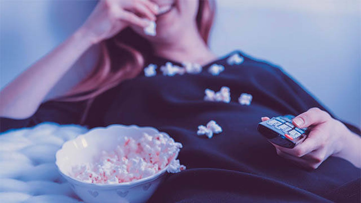 Comer por la noche viendo la televisión hace que aumentes las cantidades que ingieres (Pixabay)