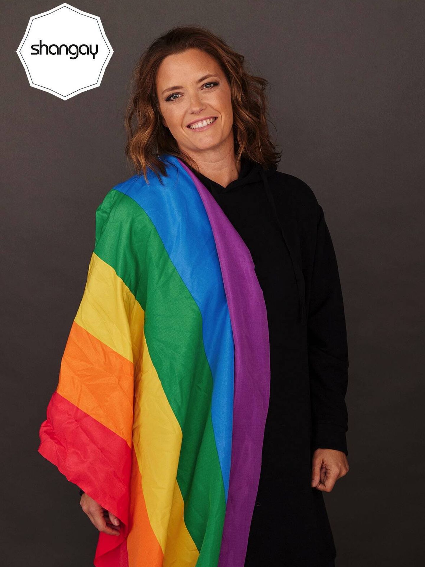 La presentadora posa con la bandera arcoíris. ('Shangay')