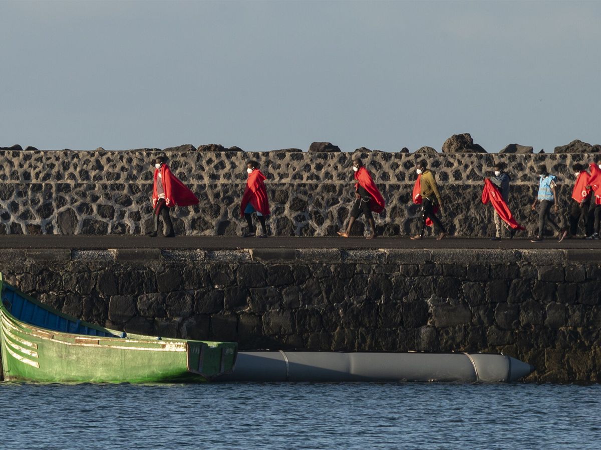 Foto: Migrantes tras ser rescatados por Salvamentos Marítimo en aguas cercanas a Lanzarote. (EFE/Adriel Perdomo)