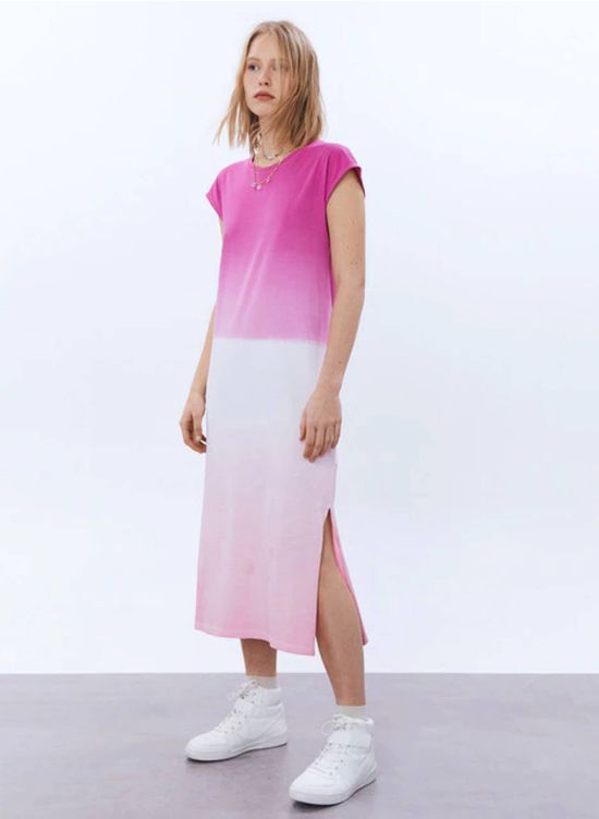 Este vestido rosa tie-dye es de Sfera. (El Corte Inglés/Cortesía)