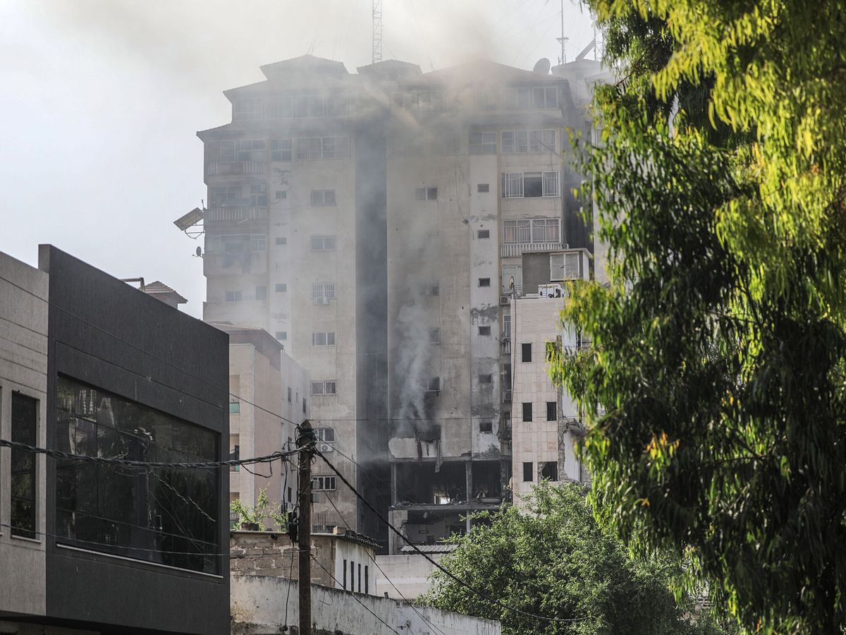 Foto: Humo emerge del edificio atacado por Israel en Gaza. (EFE/Mohammed Saber)