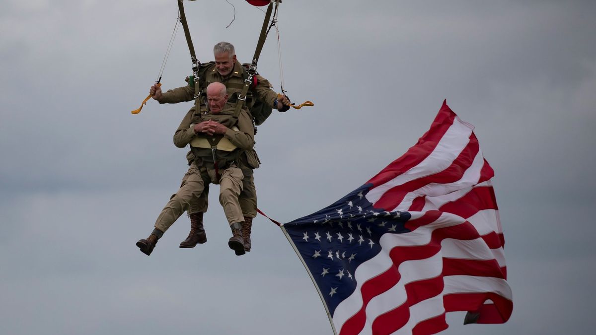 Un veterano de 97 años repite su salto en paracaídas del Desembarco de Normandía