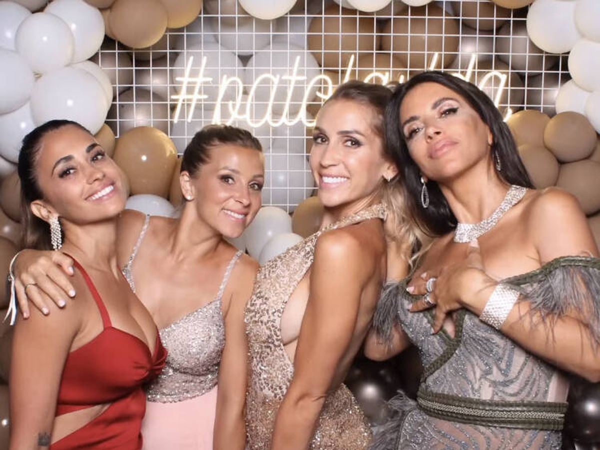 Foto: Antonela Roccuzzo, María Balbi, Sofía Balbi y Daniella Semaan, en la boda de Jordi Alba y Romarey Ventura. (Instagram @antonelaroccuzzo)