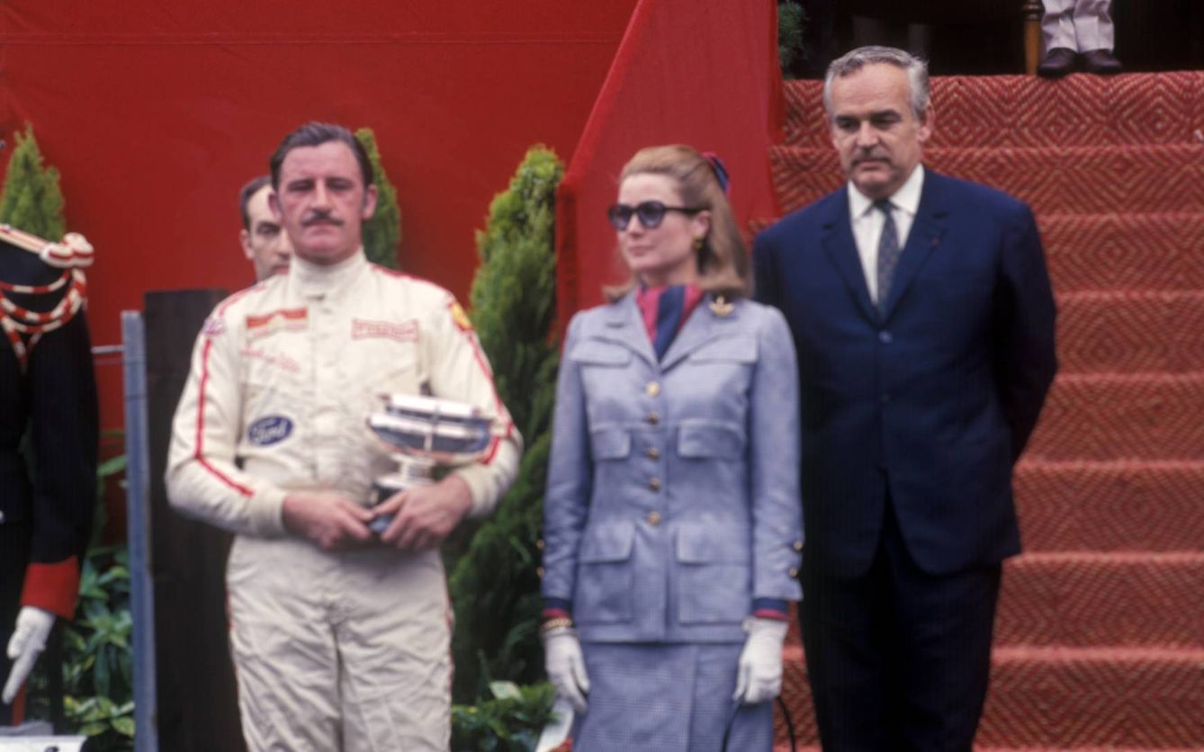 Graham Hill no rivalizaba en elegancia con Grace Kelly, pero casi. En la imagen aparecen los dos en el podio del GP de Mónaco de 1969. (Imago)
