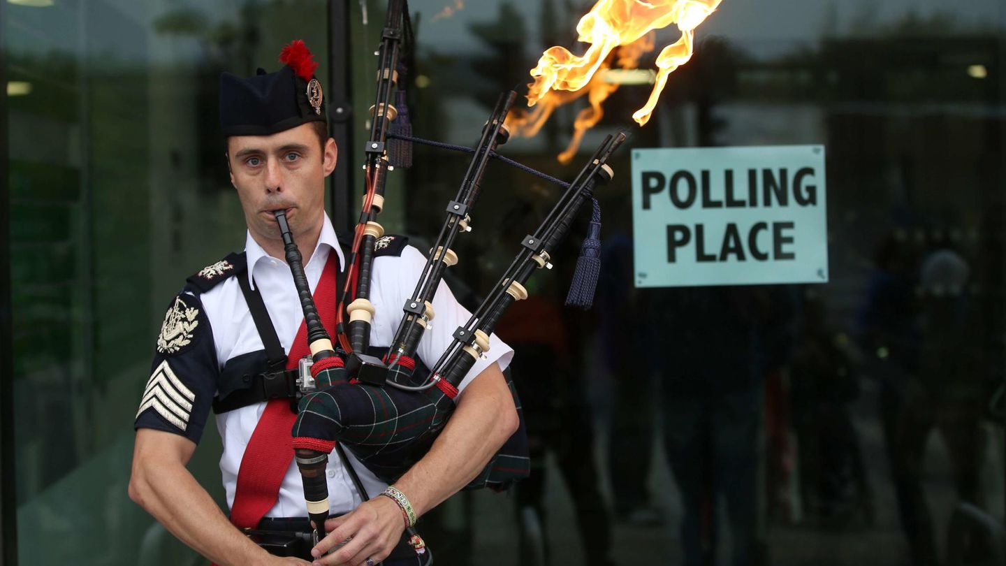 Ryan Randall toca la gaita ante un colegio electoral en Edimburgo (Reuters).