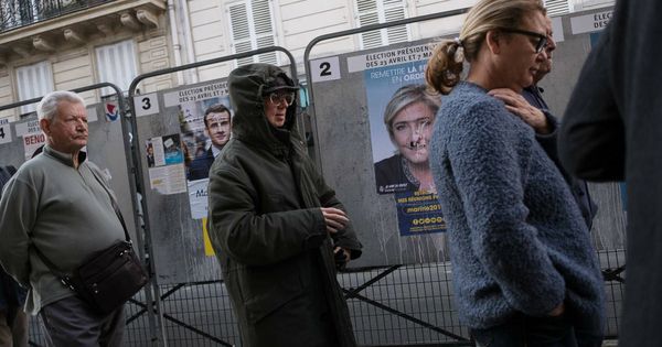 Foto: Colas ante un colegio electoral del noveno distrito de París. (E. Granados) 