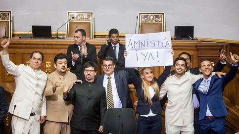 Abucheos, gritos y presencia de prensa en el nuevo Parlamento venezolano