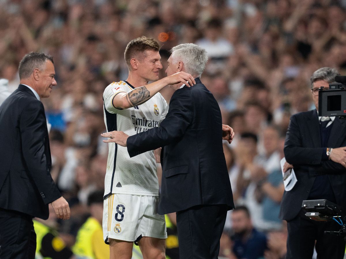 Foto: Toni Kroos se abraza con Carlo Ancelotti tras ser sustituido al final del Real Madrid - Betis (AFP7)