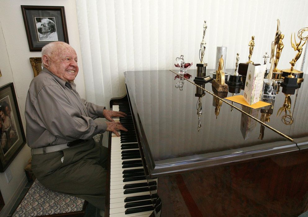 Foto: El actor Mickey Rooney posa junto a su piano y sus premios (Reuters)