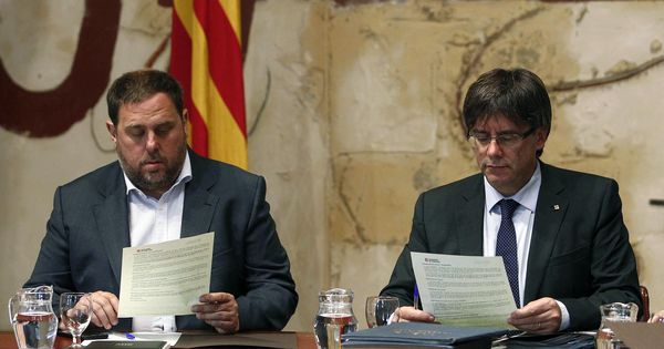 Foto: El presidente de la Generalitat de Cataluña, Carles Puigdemont (d), junto al vicepresidente y consejero de Economía y Hacienda, Oriol Junqueras. (EFE)
