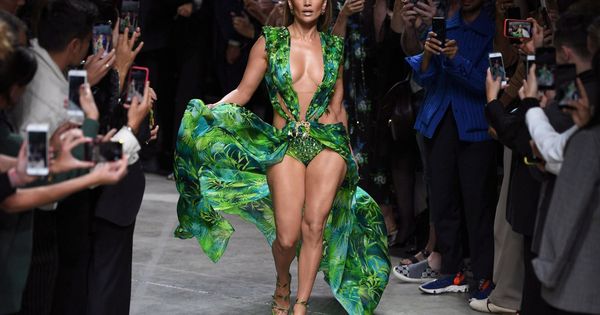 Foto: Jennifer Lopez hace historia cerrando el desfile de Versace (EFE)