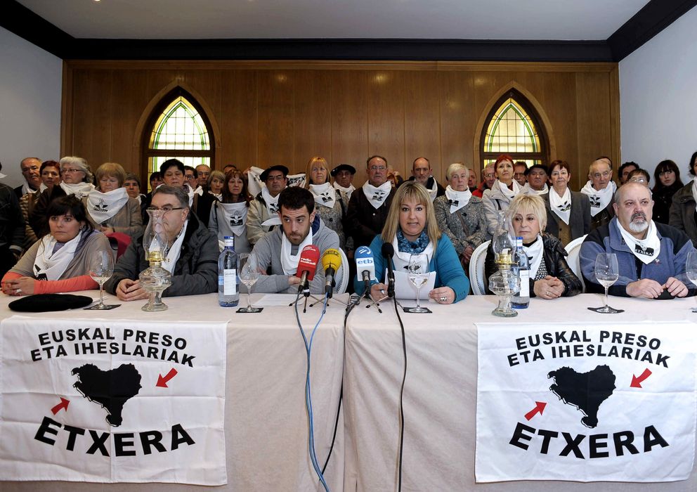 Foto: El colectivo de familiares de presos de ETA Etxerat. (EFE)