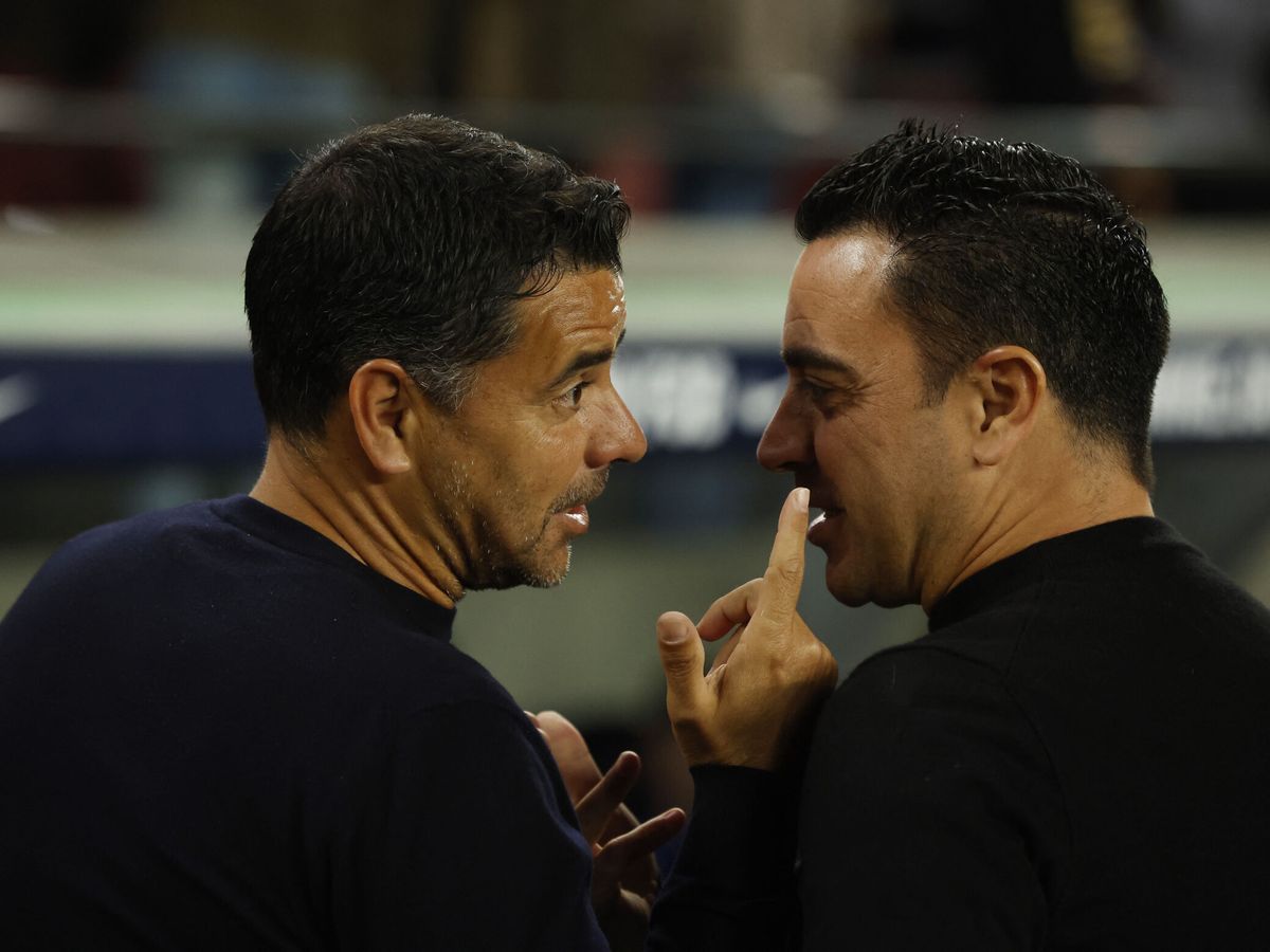 Foto: Xavi y Míchel en el partido entre el Barcelona y el Girona en Montjuic. (REUTERS Albert Gea)