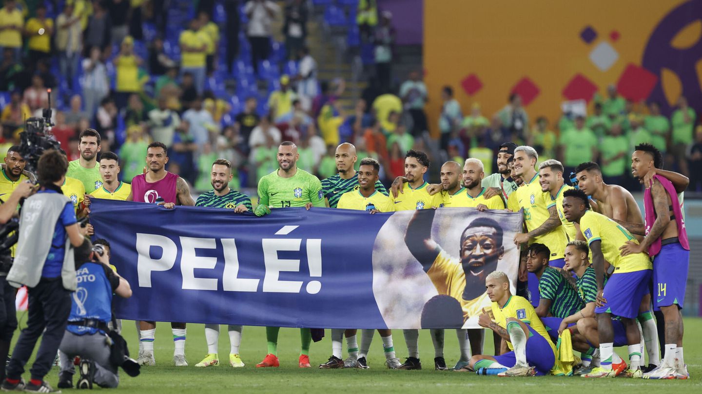 Los jugadores de Brasil con una pancarta de apoyo a Pelé. (EFE/Esteban Biba) 