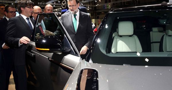 Foto: El presidente del Gobierno, Mariano Rajoy, inauguró este viernes el Automobile Barcelona. (EFE)