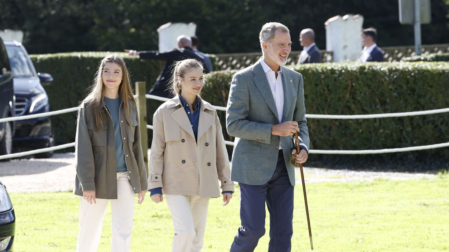 El rey Felipe VI y sus hijas, en Asturias. (EP)