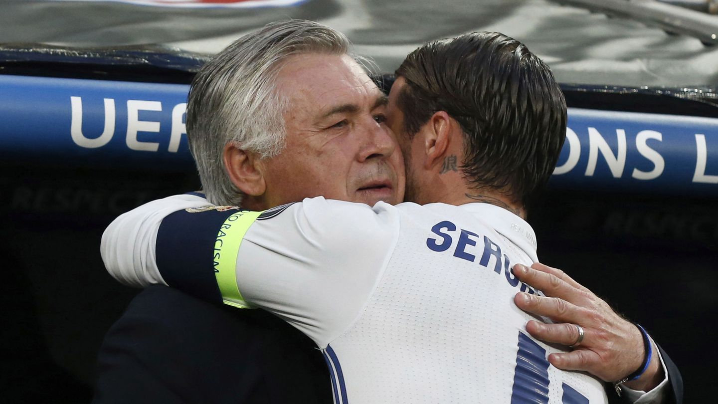 Ancelotti y Ramos se abrazan, cuando el italiano regresó al Bernabéu como entrenador del Bayern. (EFE/Rodrigo Jiménez)