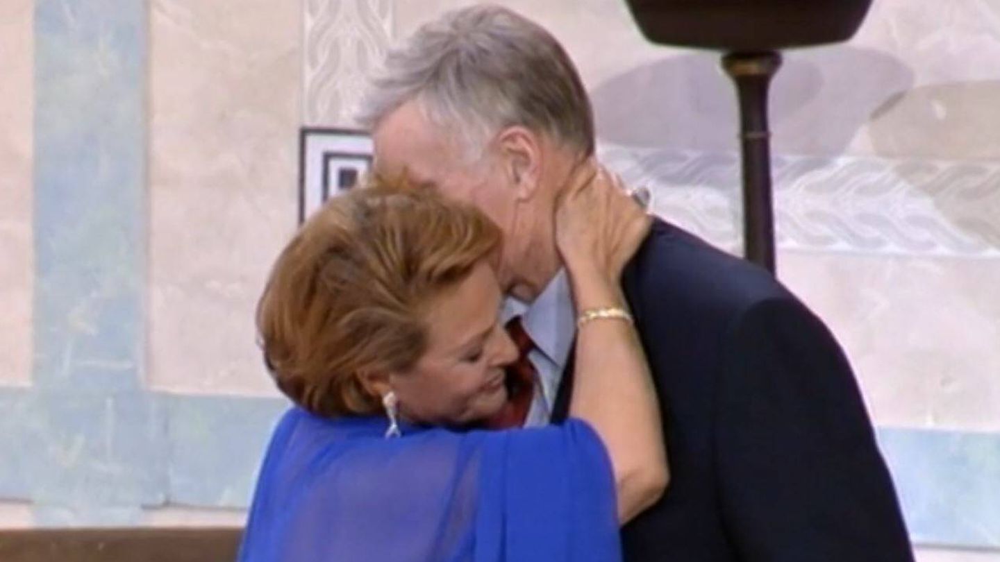 Besos y abrazos en el reencuentro de Carmen Sevilla y Charlton Heston. (Atresmedia)