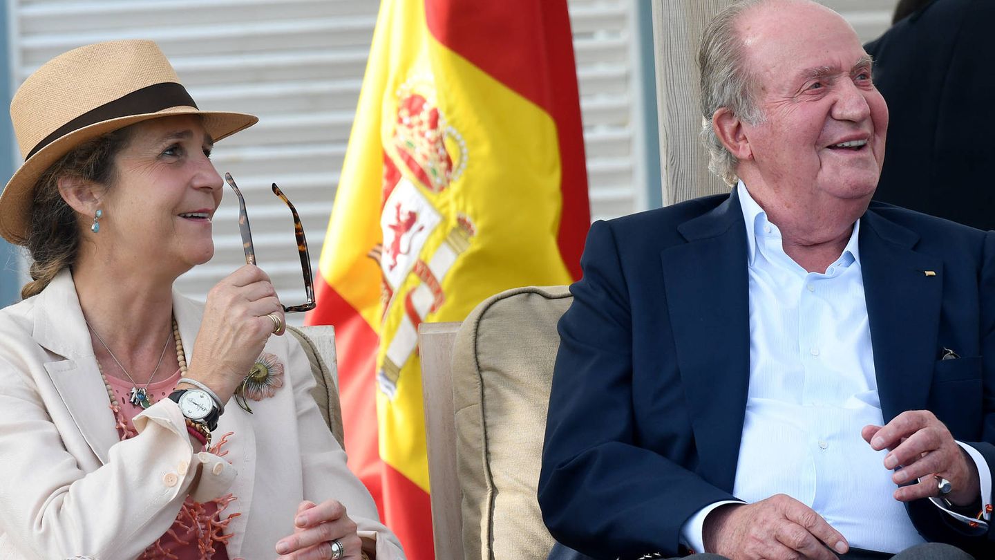 El rey emérito don Juan Carlos y la infanta Elena en la 46 edición del trofeo internacional de polo del Santa María Polo Club, de Sotogrande, Cádiz. (Gtres)