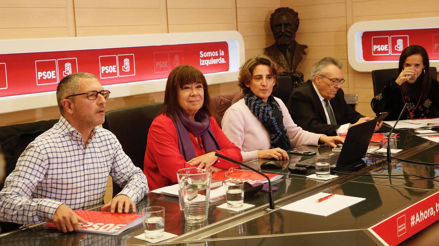 La presidenta del PSOE, Cristina Narbona, junto a Teresa Ribera (con chaqueta blanca), en la reunión del Consejo Asesor para la Transición Ecológica de la Economía del PSOE. (EFE)