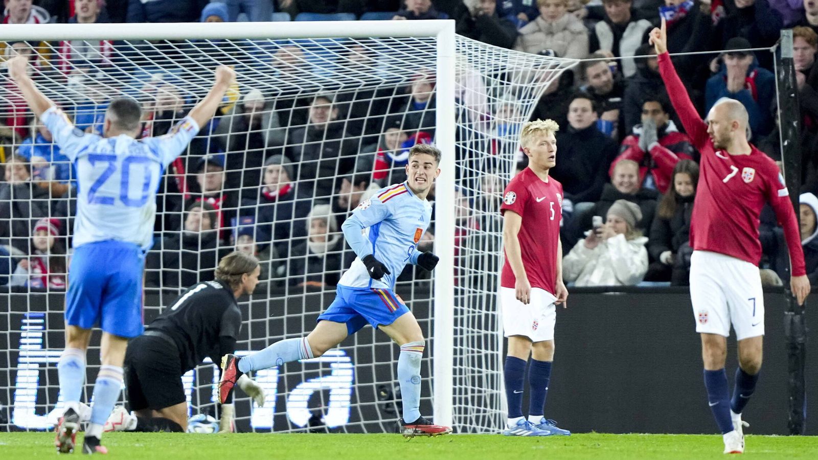 El andaluz celebró el único gol del partido. (EFE/Fredrik Varfjell)