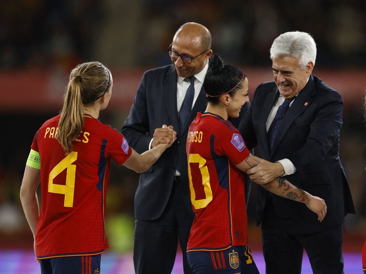 Foto: Rocha felicita a Jenni Hermoso tras ganar la UEFA Nations League. (Reuters/Marcelo Del Pozo) 
