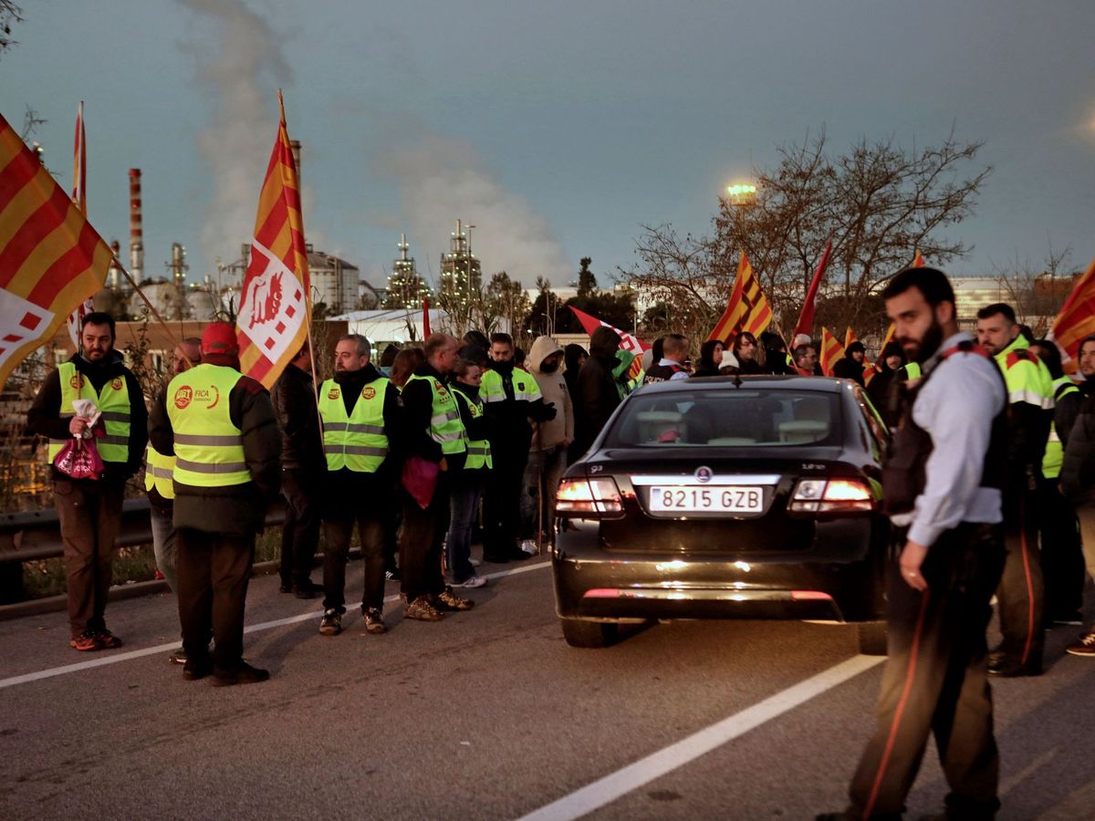 Foto: Huelga en la industria química de Tarragona, en febrero de 2020. (EFE)