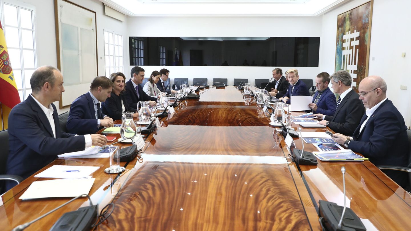 El presidente Pedro Sánchez con los representantes de Anfac, Sernauto y Aedive en marzo. (EFE/Fernando Calvo)