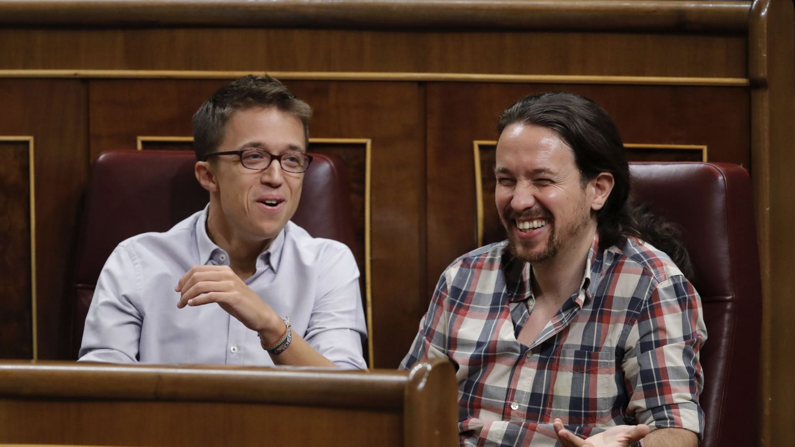 Foto: Los dirigentes de Podemos Pablo Iglesias (d) e Iñigo Errejón (d), en sus escaños en el Congreso de los Diputados. (EFE)
