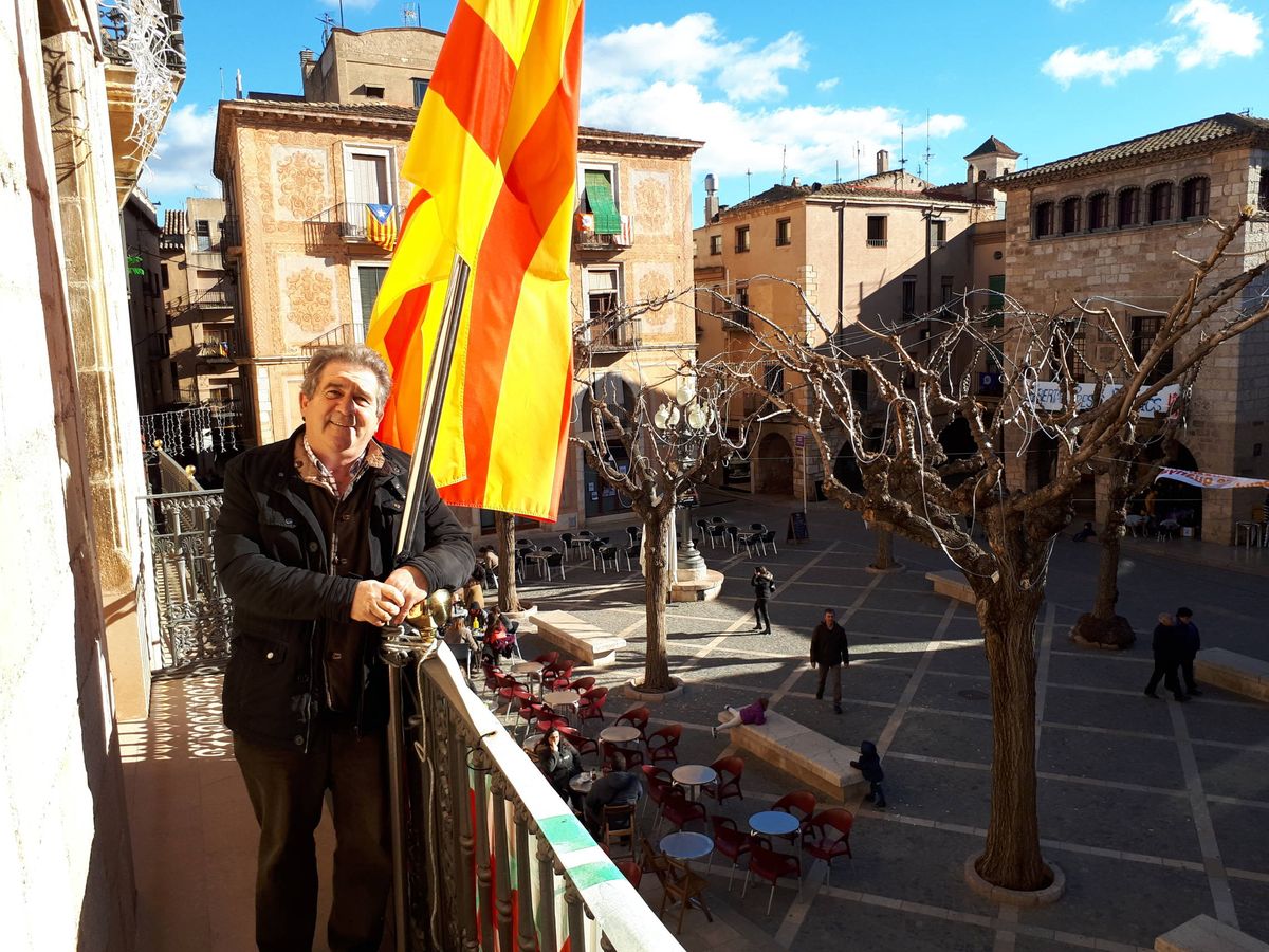 Foto: Josep Andreu, en el balcón del Ayuntamiento de Montblanc. R. M.