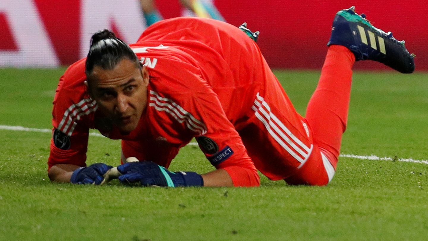 Keylor Navas mira cómo se le escapa el balón en el tercer gol de la Juventus. (Reuters)