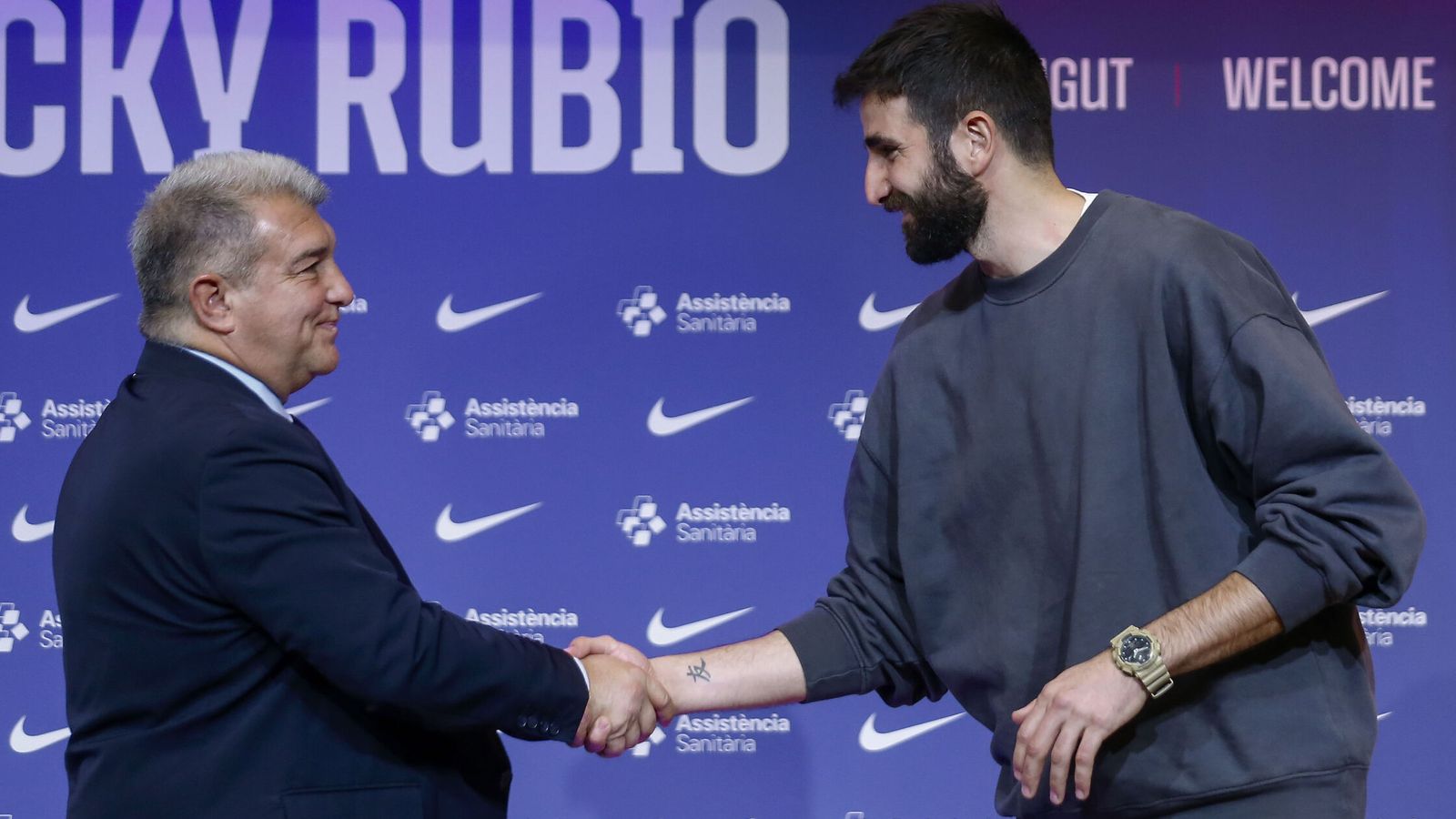 Ricky Rubio posa junto al presidente del FC Barcelona, Joan Laporta. (EFE/Andreu Dalmau)