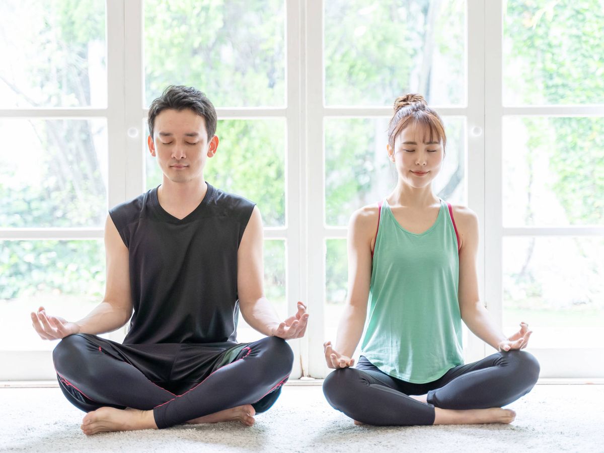 Cinco posturas de yoga para relajarte y descubrir los beneficios de la  respiración