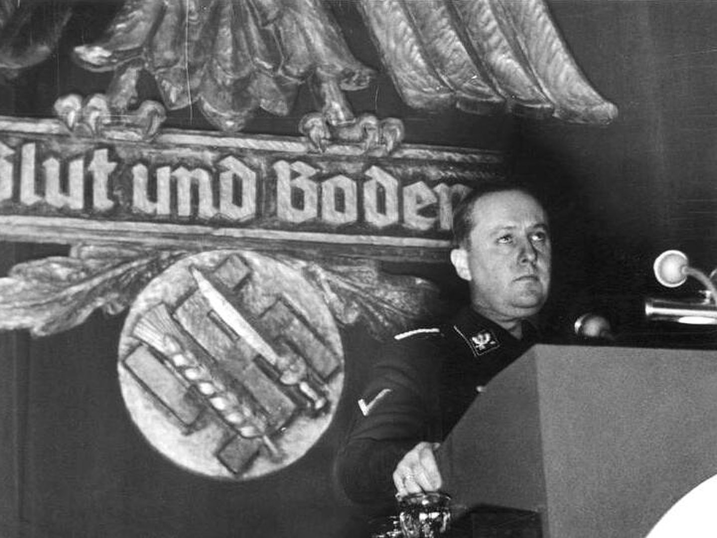 Walther Darré en un mitin con el lema Blut und Boden, por detrás. (1937, Wikipedia)