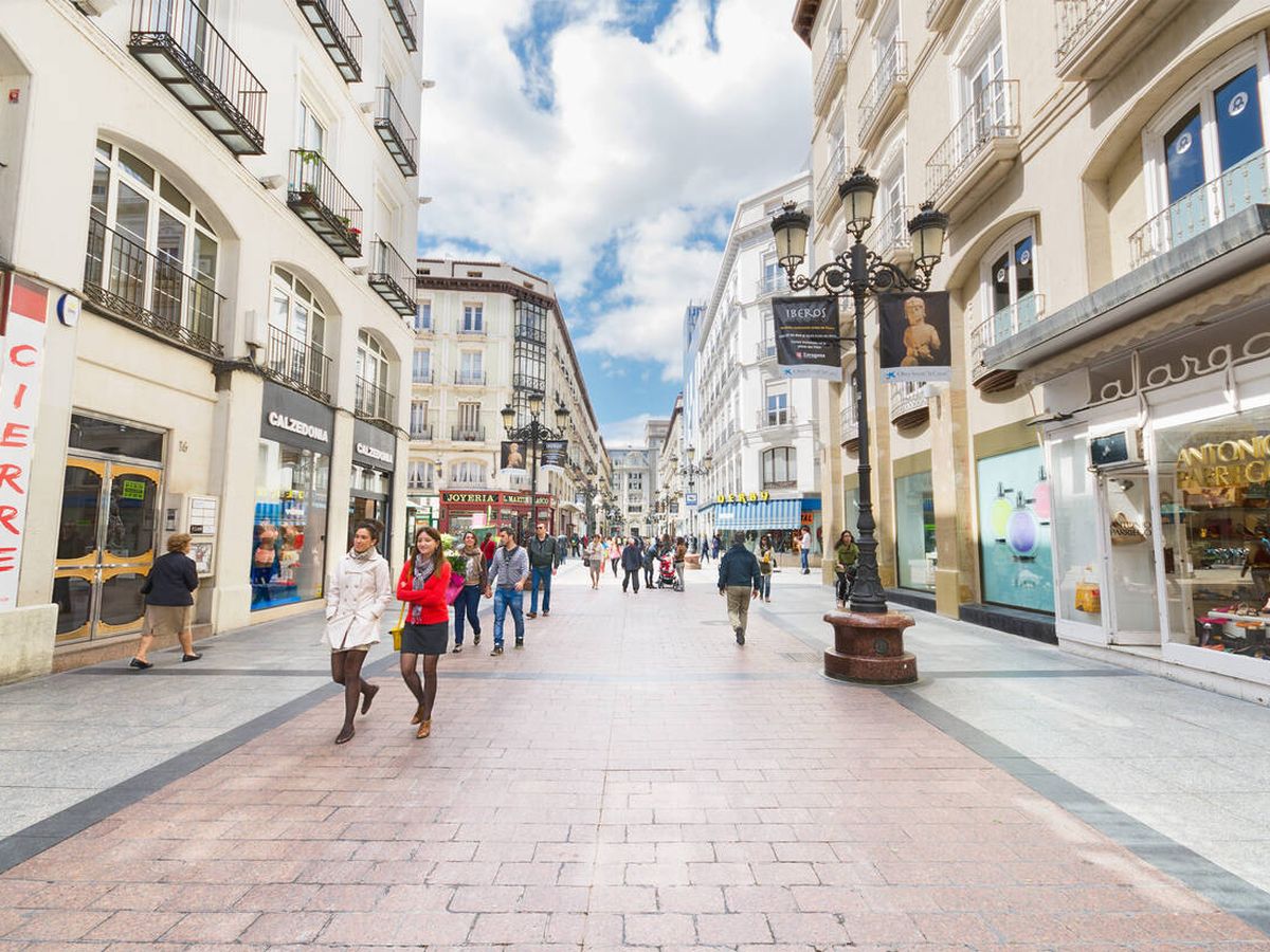Foto: Varias personas caminan por la popular calle comercial en Zaragoza. (Istock)