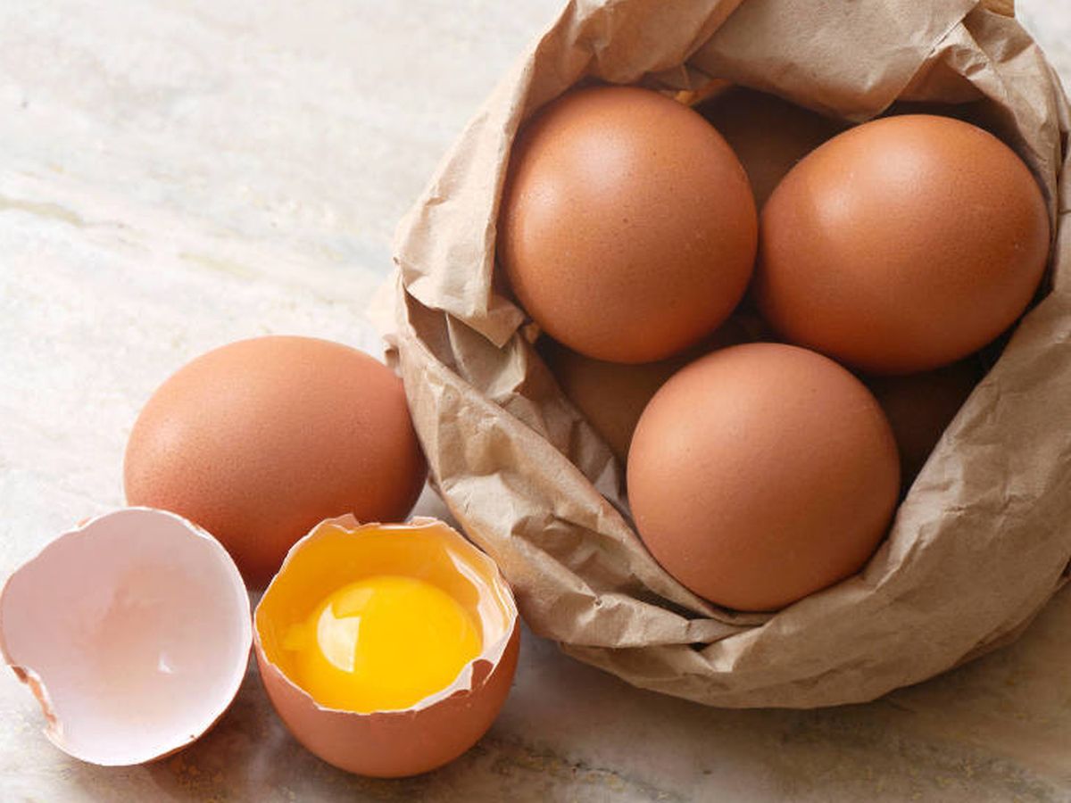 Foto: ¿Qué pasa si te sale un huevo con la clara roja? (iStock)